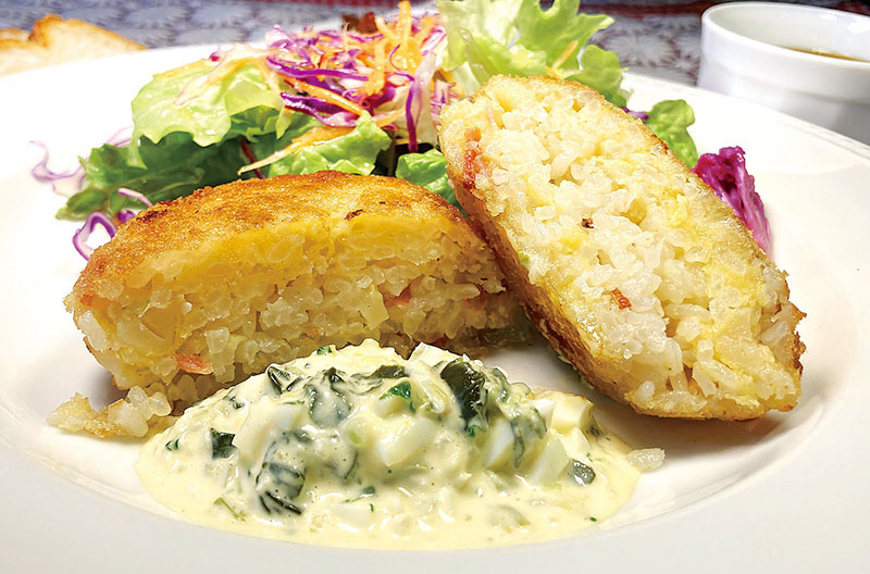 レンコンのようなシャキシャキとした食感が楽しめる「くわいのライスコロッケ」。小松菜を使用した特製タルタルソースも