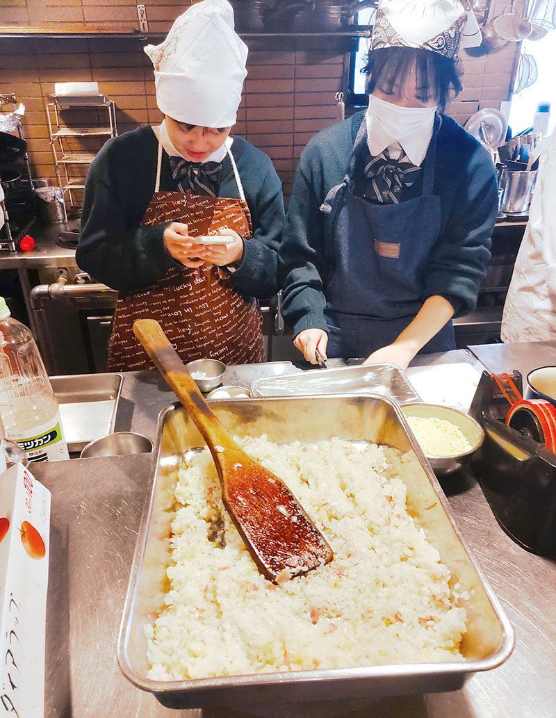 レストランの調理場で「くわいのライスコロッケ」を試作する生徒＝越谷市東越谷の「カポナータ」
