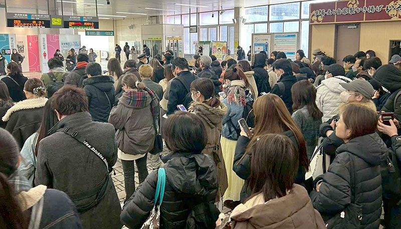 入場規制されたJR蕨駅の改札前に並ぶ利用者