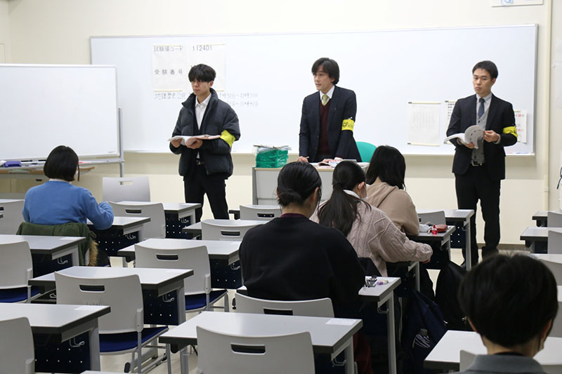 大学入学共通テストに挑む受験生たち＝17日午前、さいたま市桜区の埼玉大学