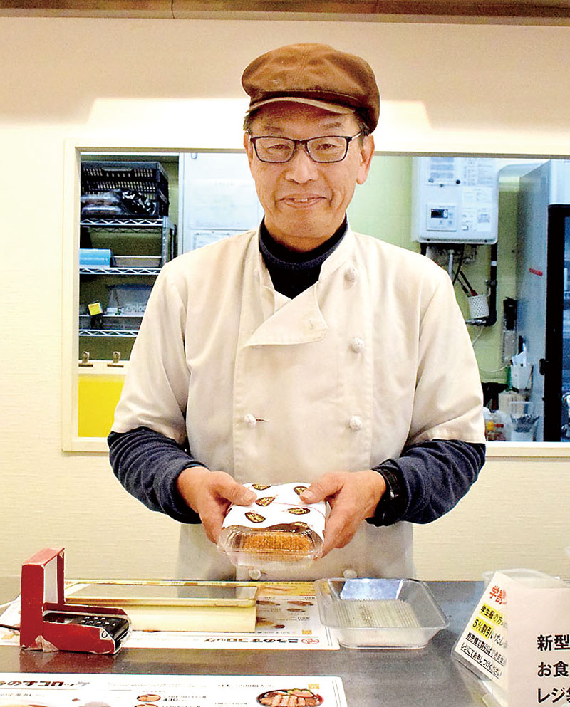 こうのすコロッケを提供する、つけしん4代目野本恵司さん＝鴻巣市本町