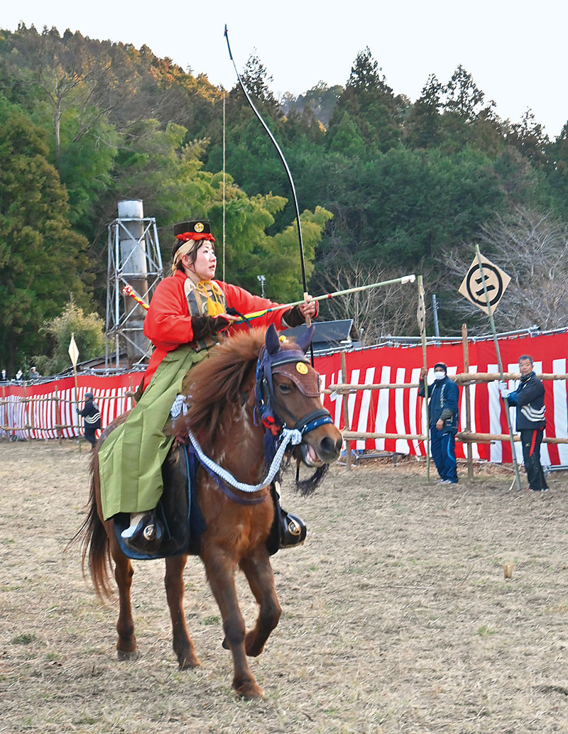 鏑流馬で、走る神馬から的を狙う乗子＝18日、ときがわ町西平