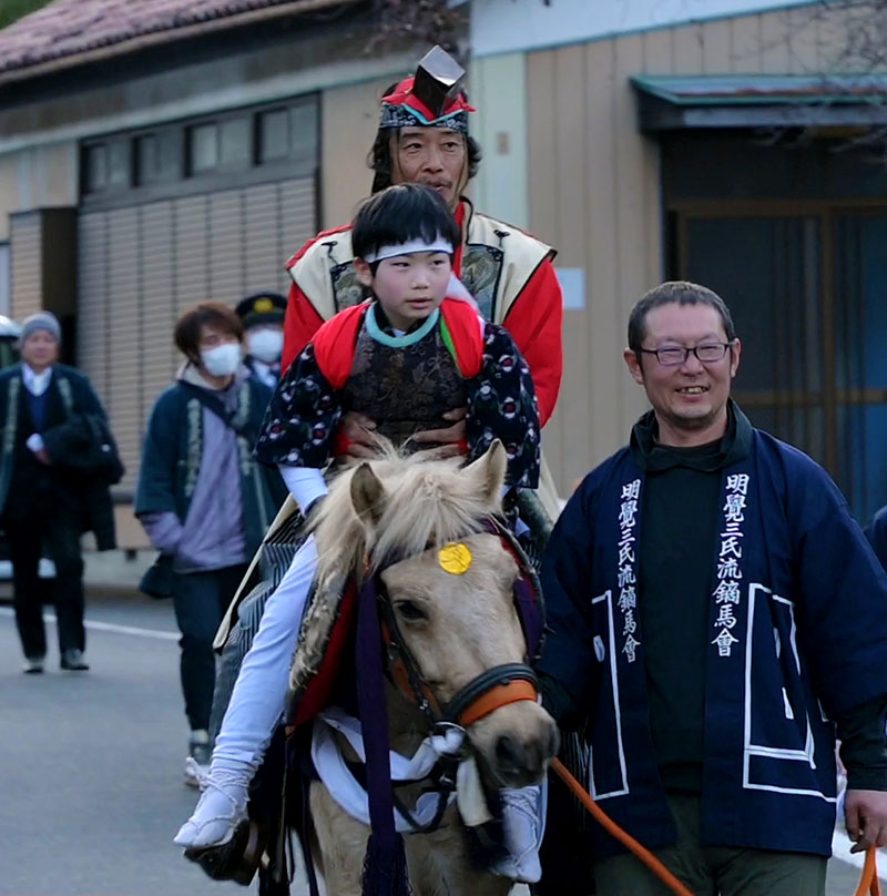 神馬に乗り会場を後にする矢取りっ子（中央前）と乗子
