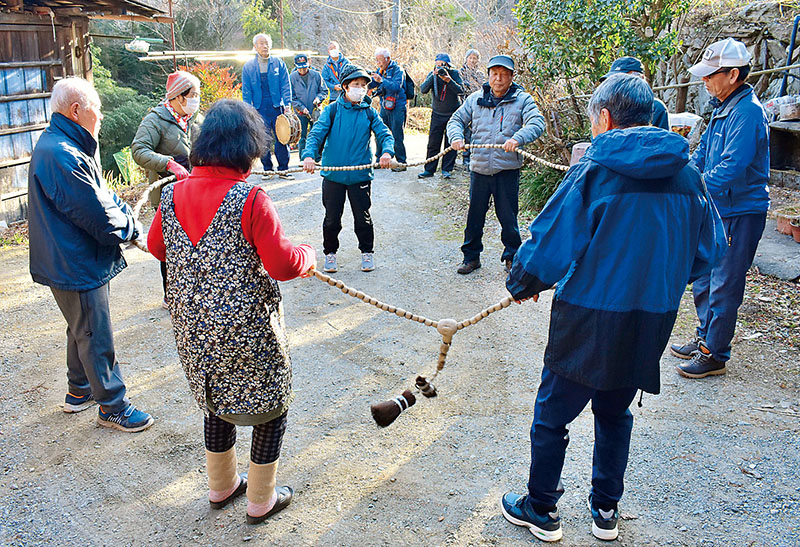 数珠を回して疫病退散を願う住民ら＝16日午後、長瀞町風布地区