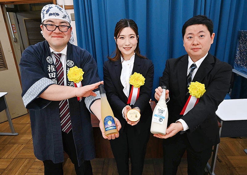 forelatoで大賞を受賞した東松山ふぉれの久保希恵氏（中央）ら受賞者と、受賞した食品＝16日午前、県庁