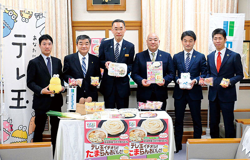 山崎副知事（左から3人目）を表敬訪問したテレビ埼玉の川原社長（左から2人目）とファミリーマートの水野康之首都圏地域代表（右から3人目）＝県庁