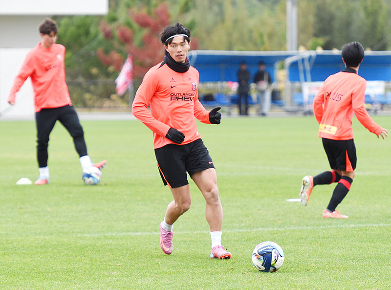 若手選手に交じりトレーニングを行う荻原＝21日午前