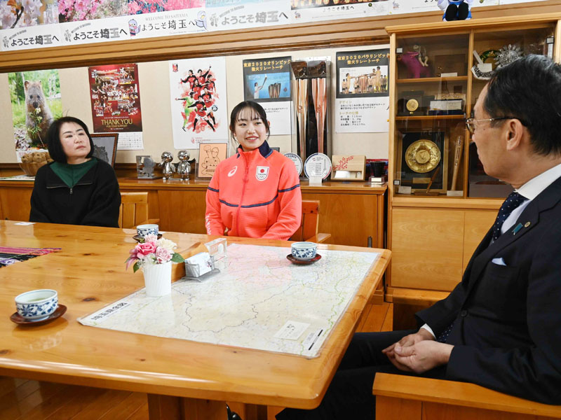 大野元裕知事（右）にミラノ五輪出場を報告した金井莉佳（中央）