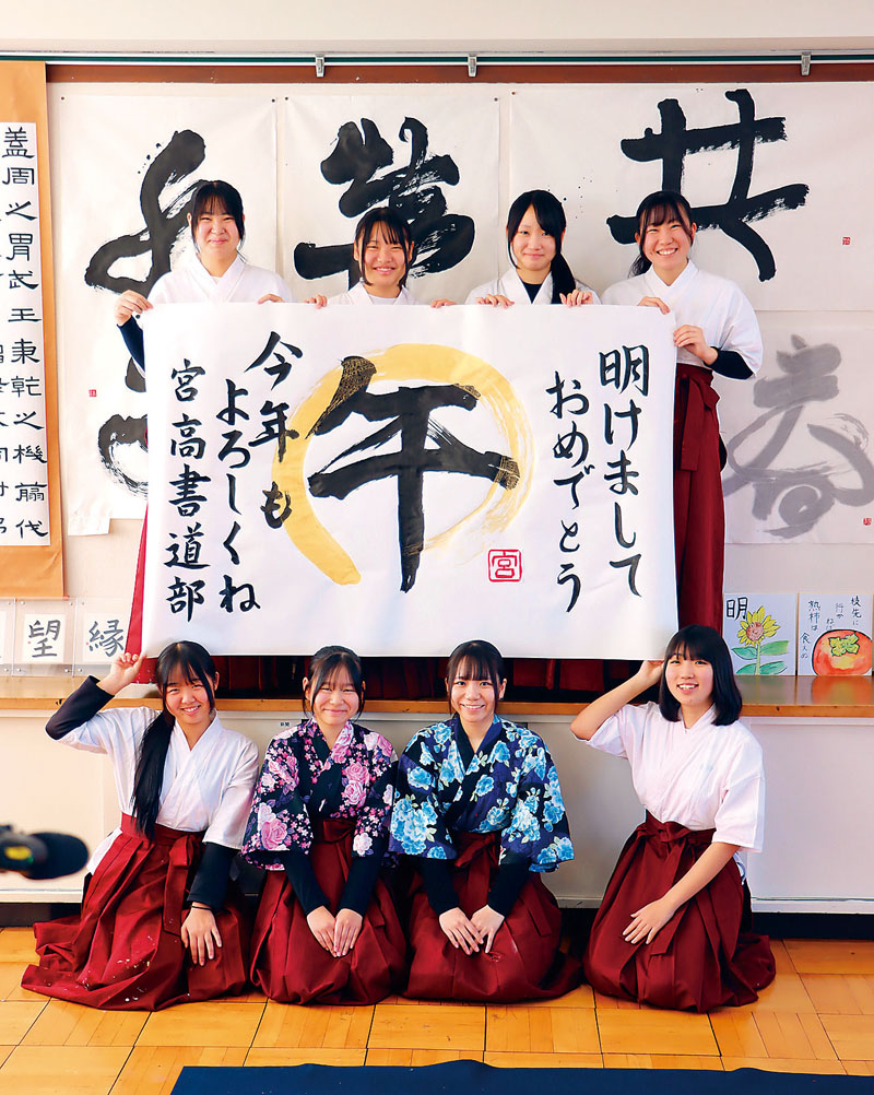 宮代町役場に飾られている作品をアピールする宮代高校書道部（宮代町提供）