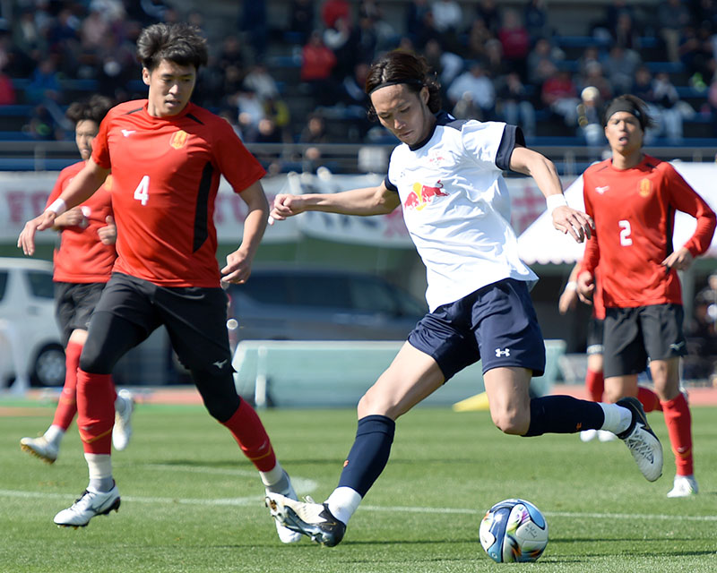 2本目、大宮の杉本（右から2人目）がゴールに攻め込む