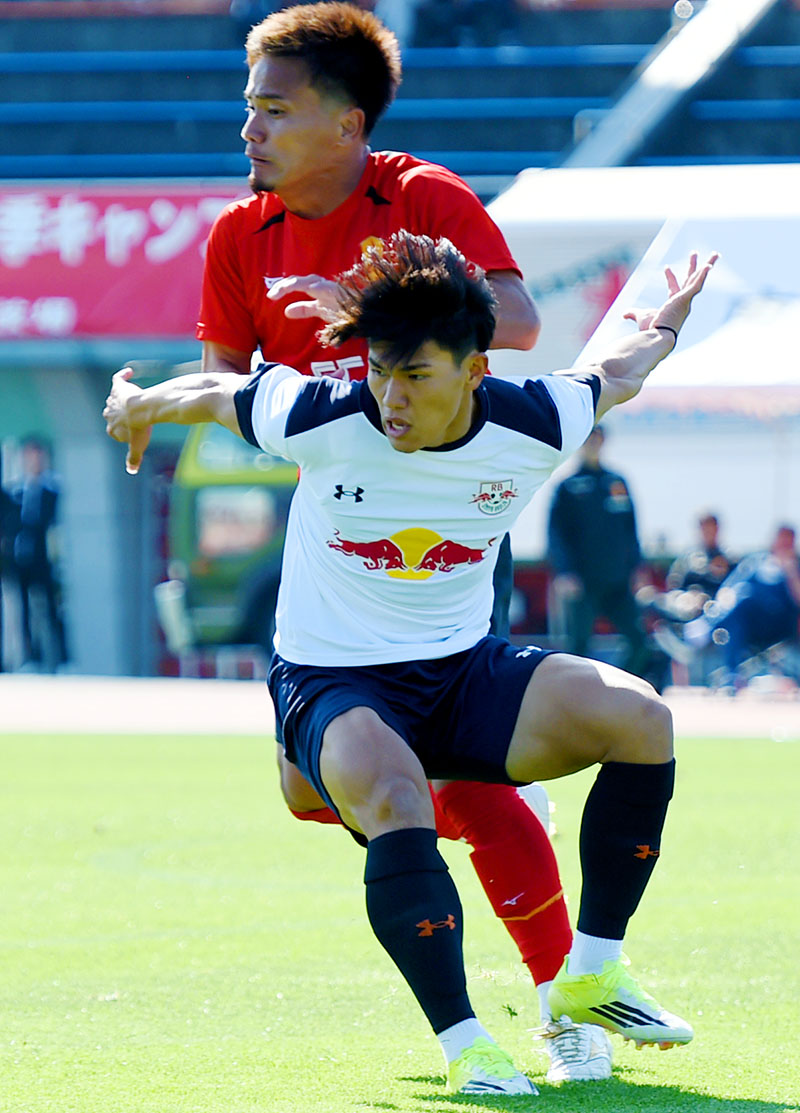 3本目、大宮の日高（手前）が相手選手と競り合う