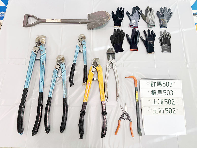 押収された犯行に使用した工具や手袋など（県警提供）