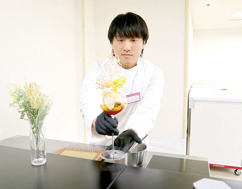 柑橘とスパイスとハーブのパフェを提供するカズベイクの妹尾和矢さん＝さいたま市大宮区のそごう大宮店