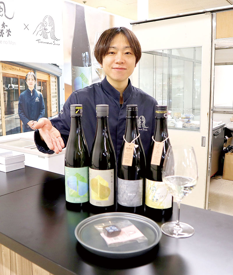 日本酒「風の森」を使用したボンボンショコラを紹介するタツノリサトウの佐藤辰則さん＝さいたま市大宮区のそごう大宮店