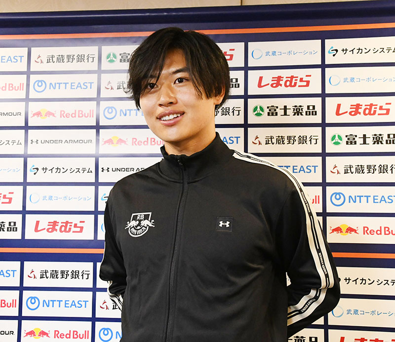 海外クラブへの移籍準備のため、チームを離脱する大宮のDF市原＝26日、千葉県成田市内