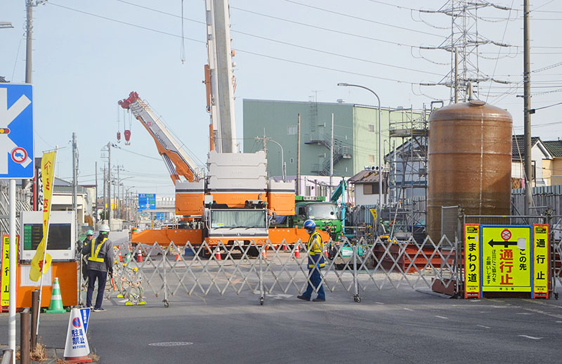 復旧工事が続く県道松戸草加線中央一丁目交差点＝26日午後、八潮市二丁目
