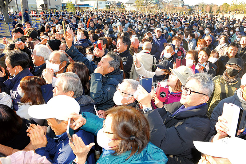 立候補者の出陣式に集まった多くの聴衆