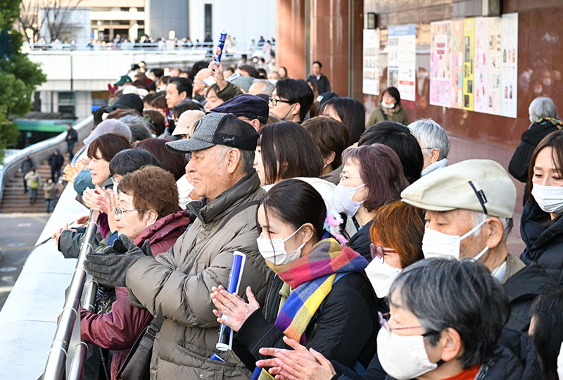 候補者に拍手を送る聴衆