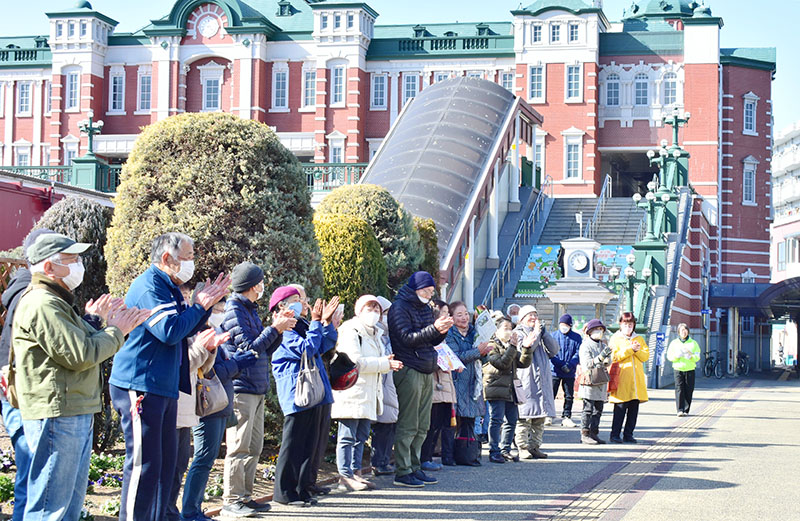 JR深谷駅前で候補者の演説を聞く支援者ら