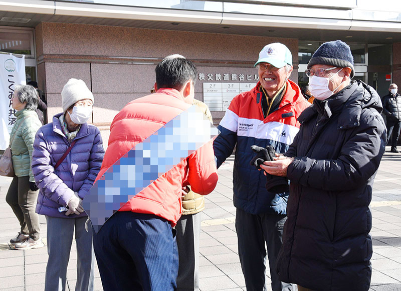 集まった支持者と握手する埼玉12区の候補者（画像の一部を加工しています）