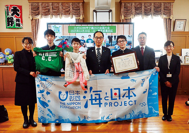 大野元裕知事（中央）を表敬した川口工業高校掃除部の生徒ら