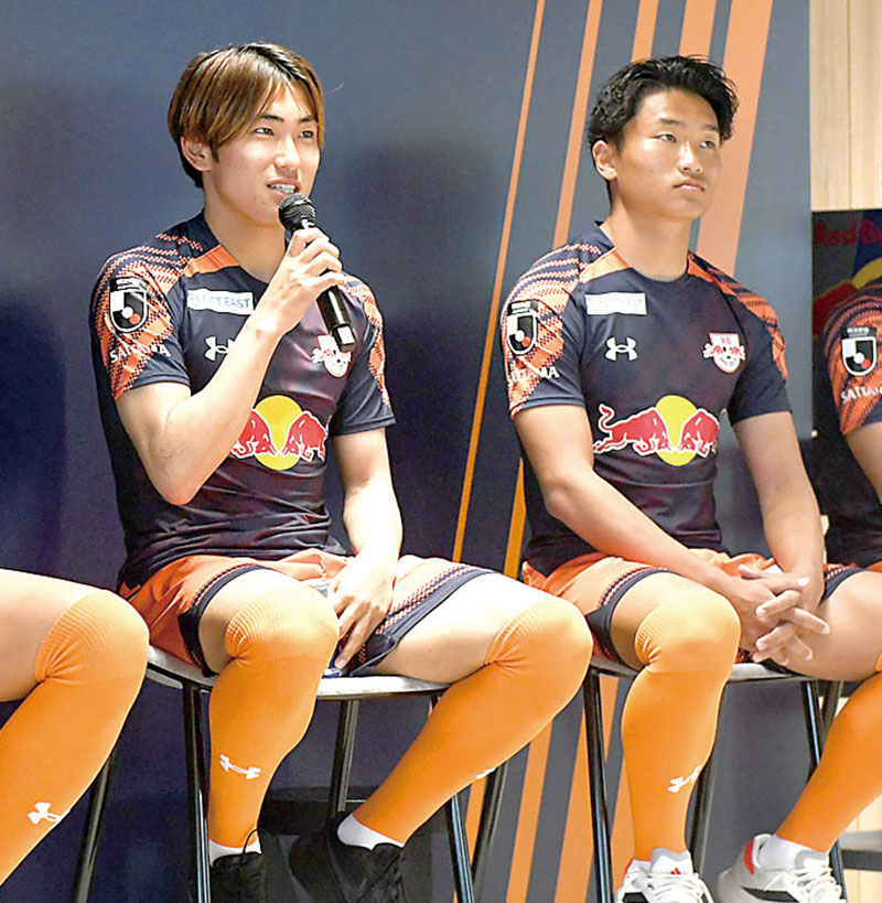 今季の抱負を語る新加入の山本桜大。右は松井匠