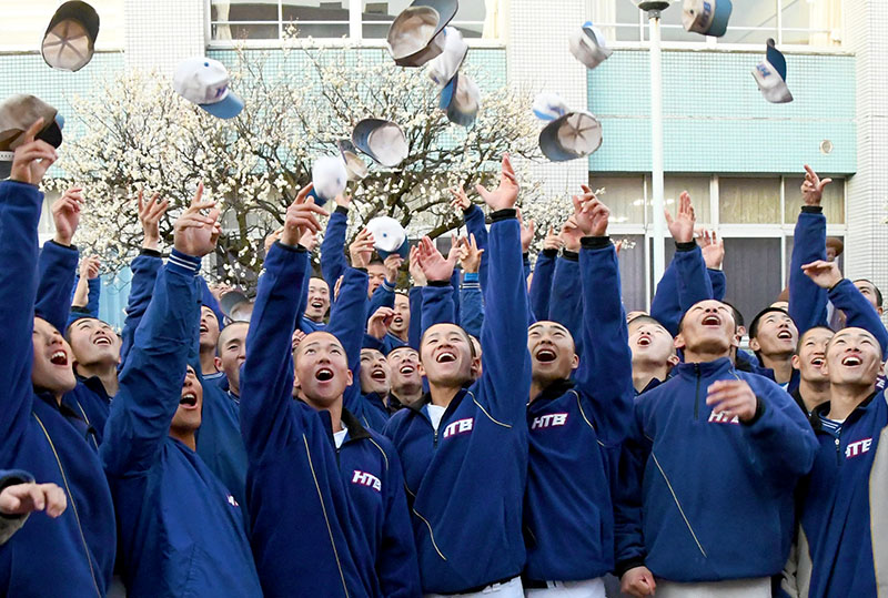 帽子を投げ、選抜大会への選出を喜ぶ花咲徳栄の選手たち＝30日午後、加須市