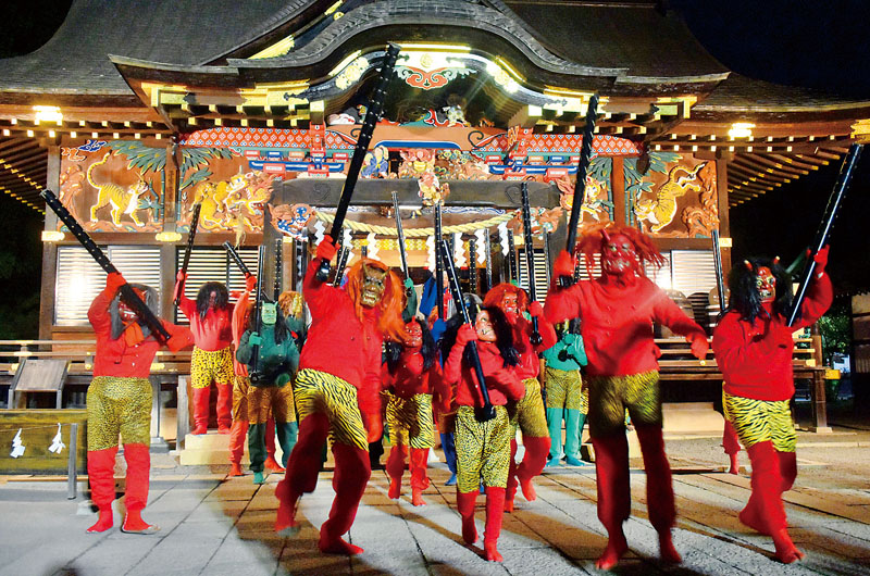 鬼に扮してリハーサルする氏子たち＝28日午後6時ごろ、秩父市番場町の秩父神社