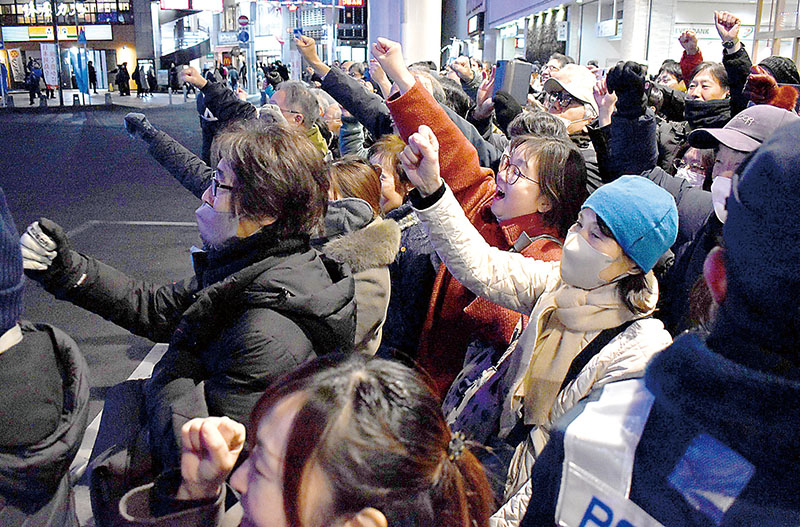 候補者の演説に集まり、げきを飛ばす支援者ら＝30日午後、所沢市内