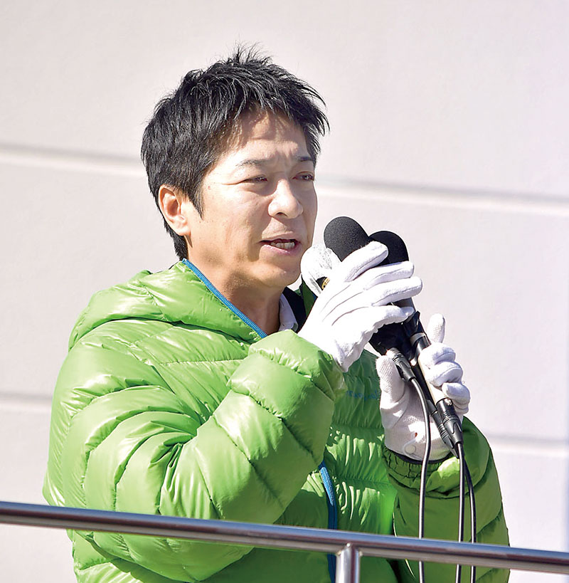 街頭演説を行う日本維新の会の藤田文武共同代表