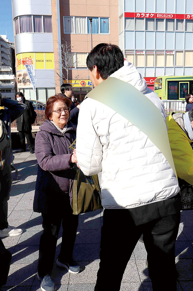 演説後、支持者らと握手をする4区の候補者