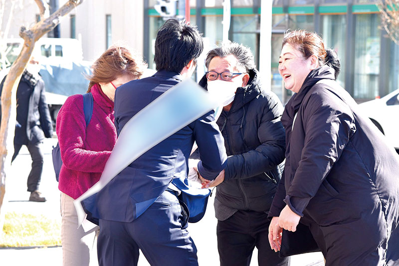 街頭演説に集まった聴衆と握手を交わす候補者（画像の一部を加工しています）