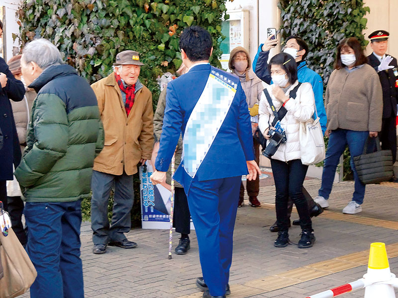街頭で支持を求める候補者＝1月31日、入間市内（画像の一部を加工しています）