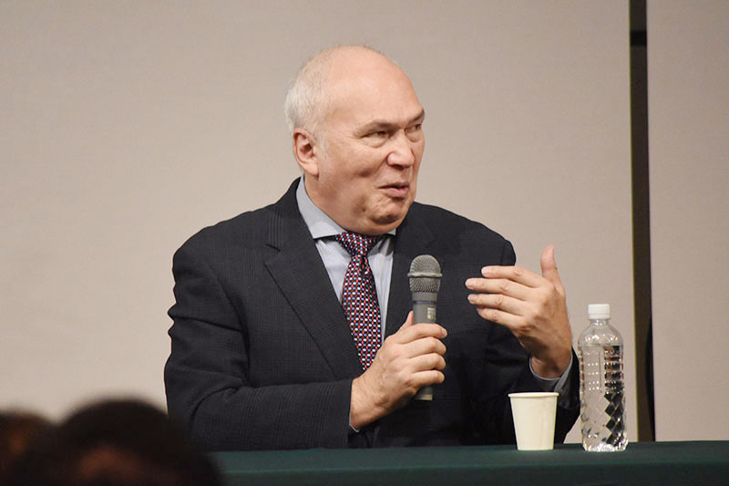 「お札サミットinふかや」のシンポジウムで登壇したモーリー・ロバートソンさん＝2025年7月3日、深谷市西島町の埼玉グランドホテル深谷