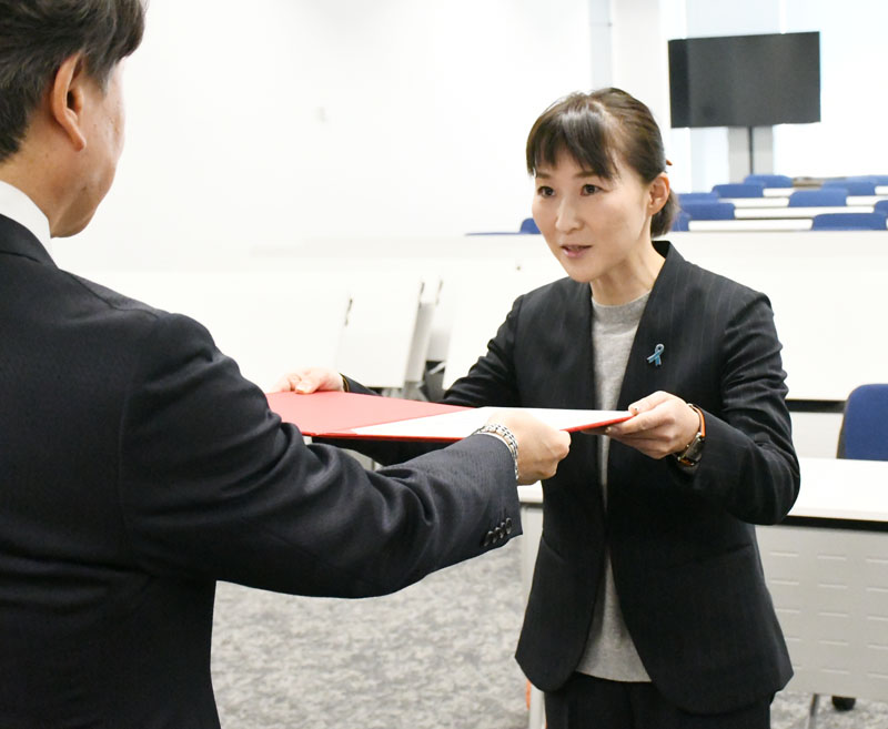 川口市長選当選から一夜明け、当選証書を受ける岡村ゆり子氏＝2日午前10時過ぎ、川口市役所