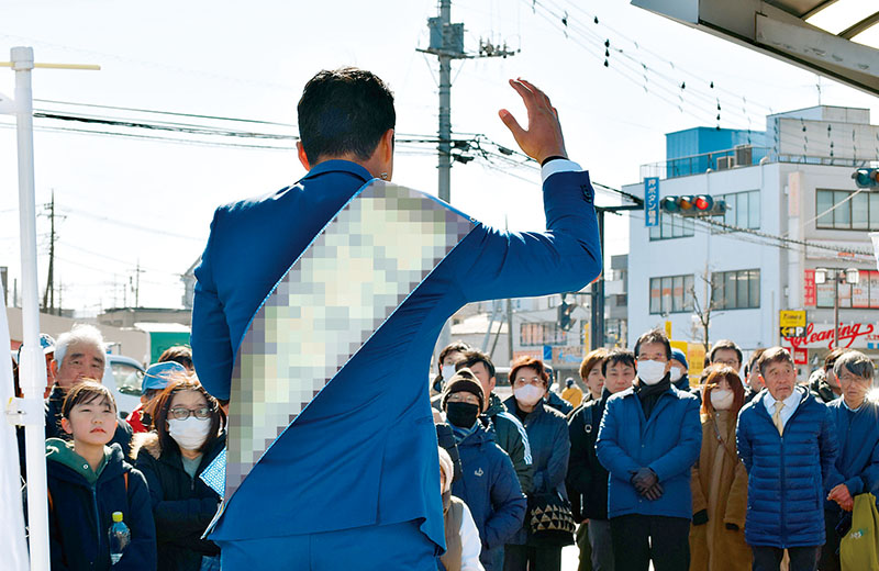 街頭演説で政策を訴える候補者＝蓮田市内（画像の一部を加工しています）