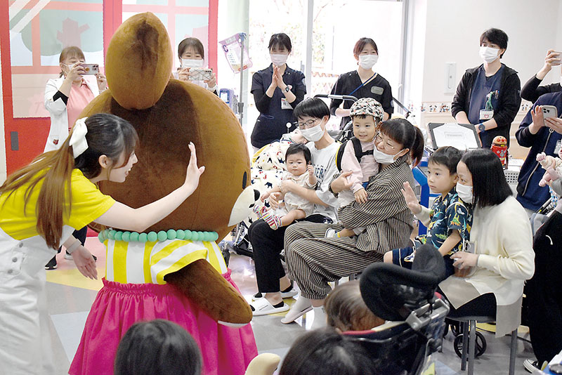 出張授業でジャッキーと触れ合う子どもたち＝1月26日午前、日高市山根
