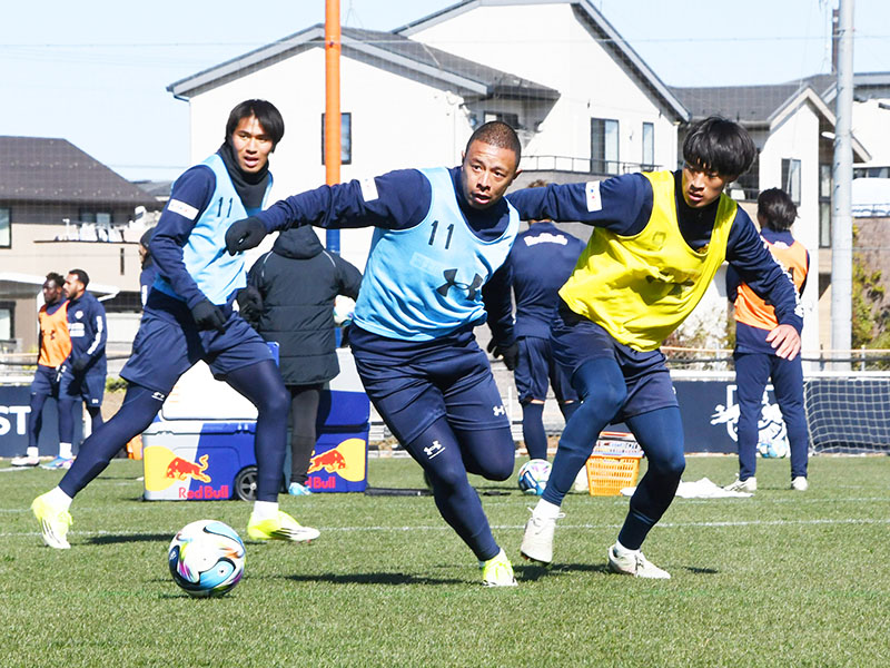 開幕が迫る中、トレーニングに励むカプリーニ（中央）ら大宮の選手たち＝3日午前、西大宮サッカー場