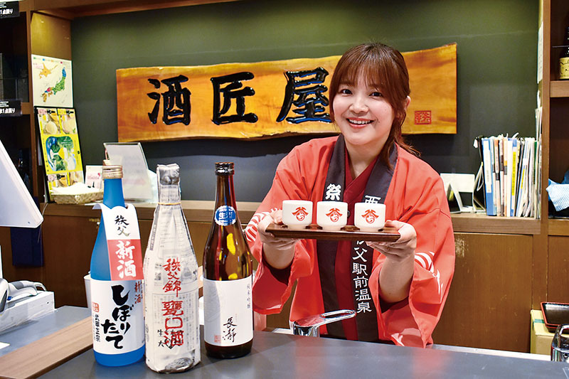 3酒造の新酒飲み比べセットを紹介する新井美咲さん