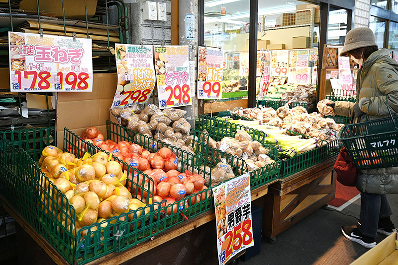 コメや青果物の値上がりが家計を直撃している＝1月31日、さいたま市桜区のスーパーマルフク中浦和本店