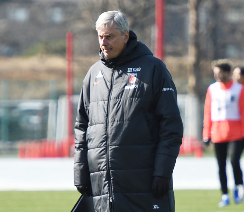千葉戦に向けて意気込みなどを話した浦和のスコルジャ監督＝1月27日、大原サッカー場