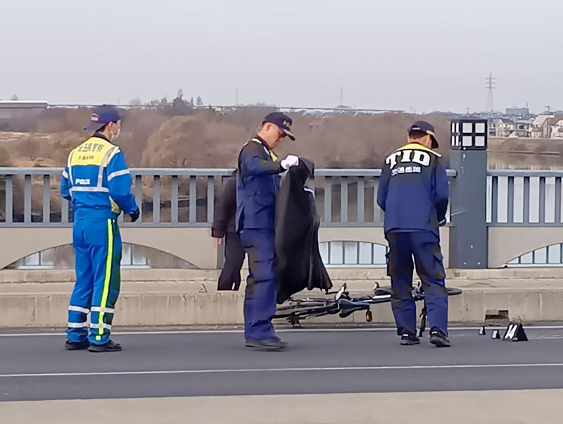 事故現場の警察官ら＝5日午後3時半ごろ、越谷市と吉川市に架かる吉川橋の橋上