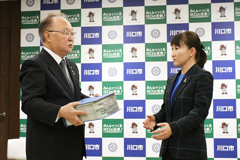 市長事務の引き継ぎを行う奥ノ木信夫川口市長（左）と岡村ゆり子次期市長＝5日午前、川口市役所