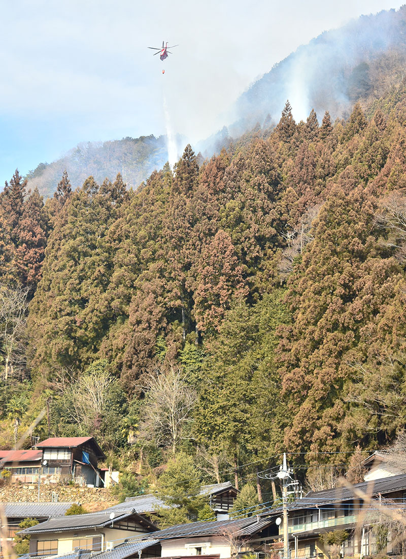 防災ヘリによる消火活動が続く秩父市浦山の山林