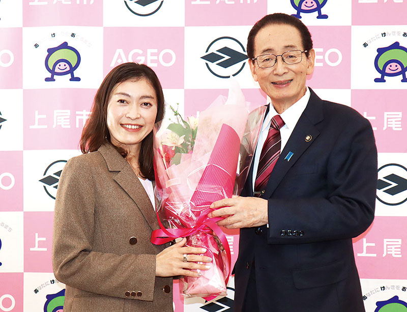 畠山市長（右）から花束が贈られた岡田久美子選手