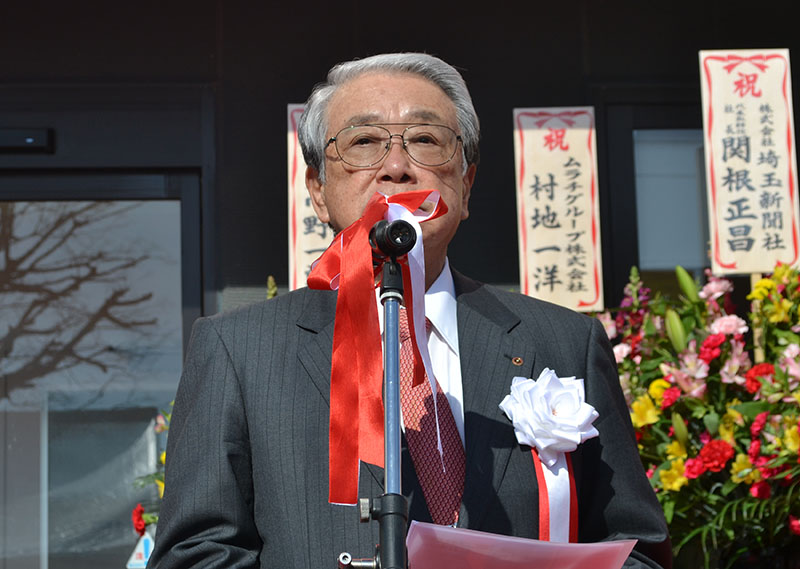 大宮店オープニングセレモニーであいさつをする細井保雄社長