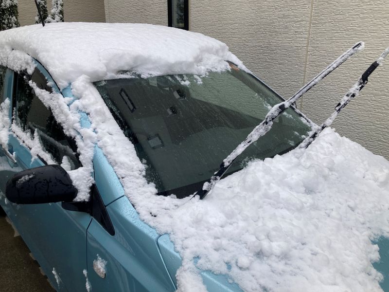 車の屋根に6センチ程度の雪=さいたま市北区、午前11時ごろ