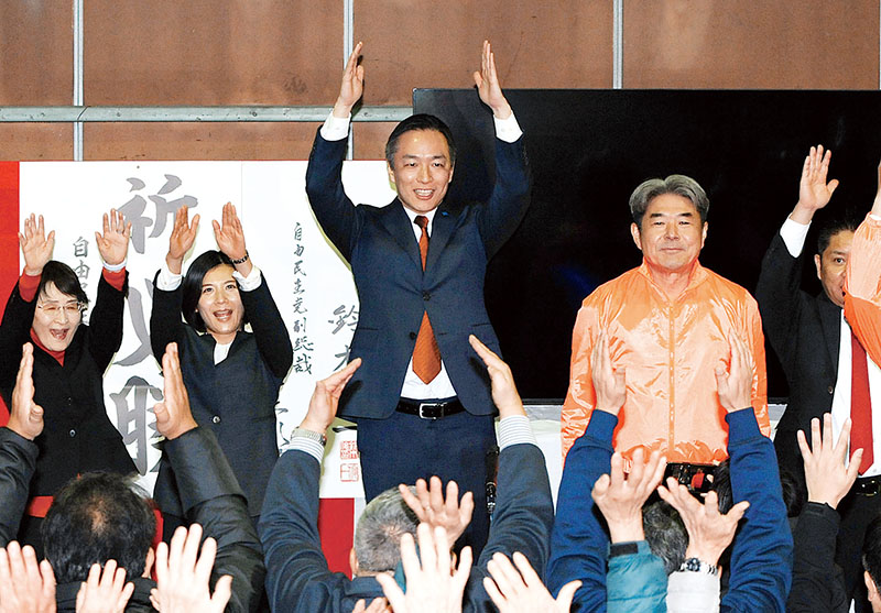 6期連続の当選を確実にし、支援者と万歳して喜ぶ1区・村井英樹氏（中央）