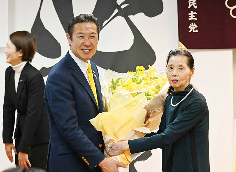 6期目の当選を果たし、支援者から花束を受け取る3区・黄川田仁志氏(左)