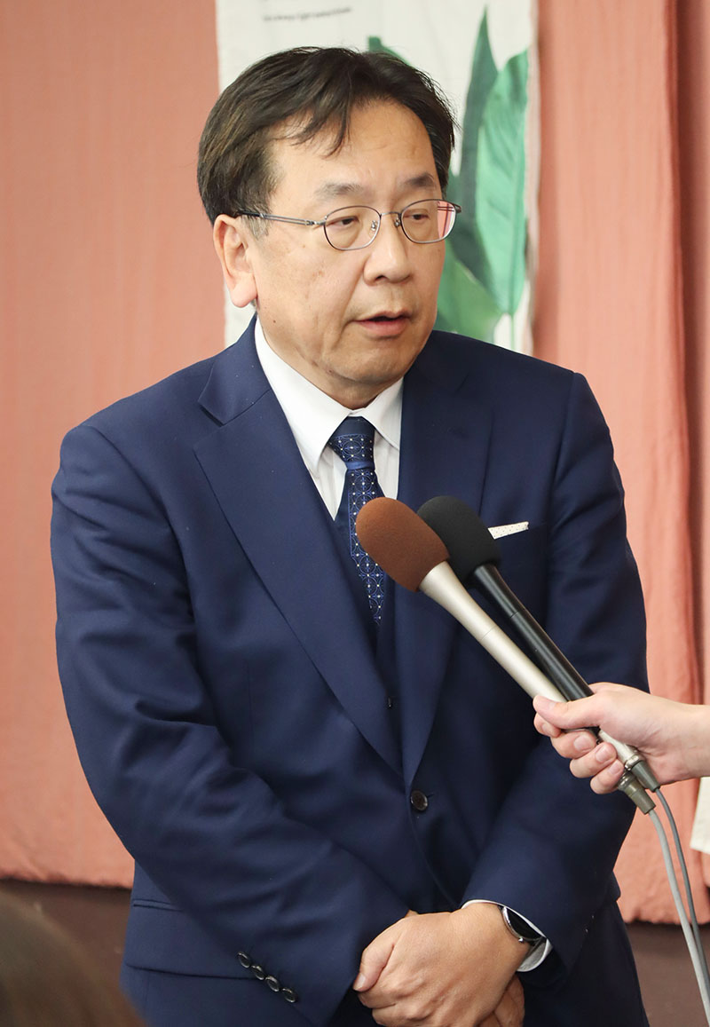 悲痛な表情で敗戦の弁を述べる枝野幸男氏＝9日午前0時50分ごろ、さいたま市大宮区の選挙事務所